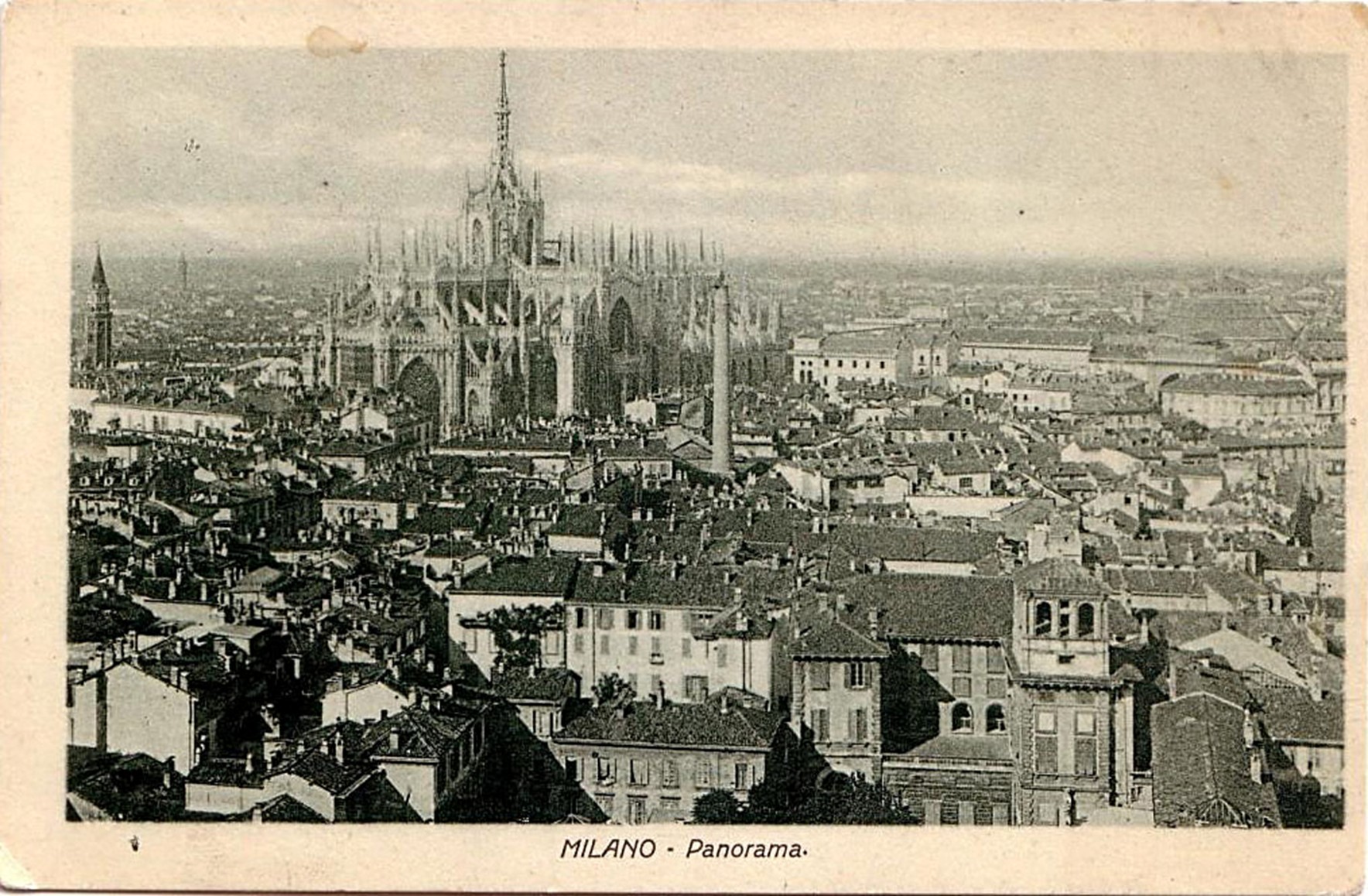 Vista del Duomo con la ciminiera della centrale